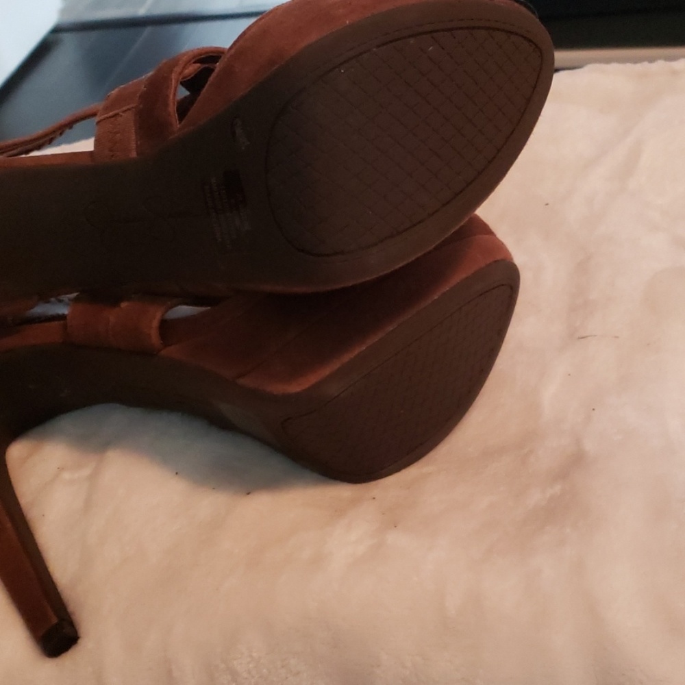 Heels - Picture 3 of 4